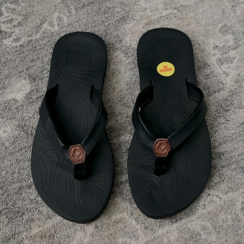 Reefs women’s zen love black sandal size 6 never worn